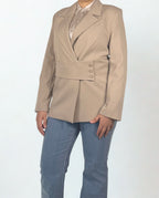 Beiger Blazer mit Goldakzenten