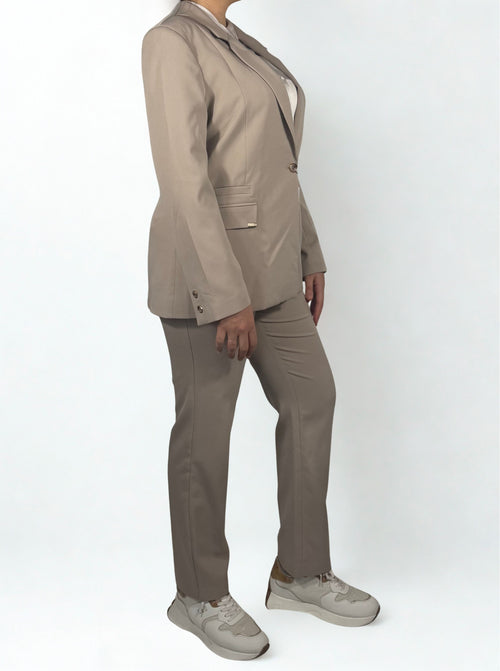 Beiger Anzug mit goldenen Details