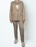 Beiger Anzug mit goldenen Details