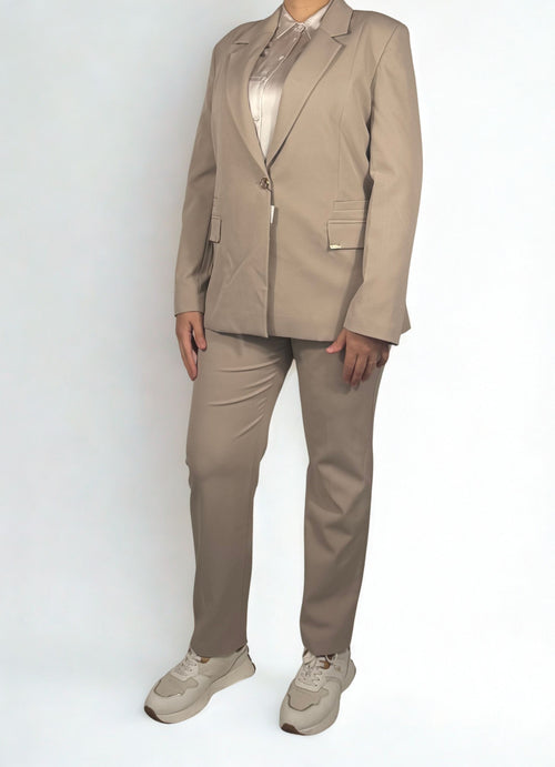 Beiger Anzug mit goldenen Details