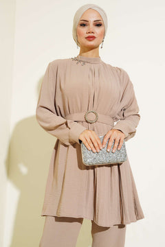 Eleganter Zweiteiler mit Schmuckgürtel