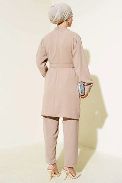 Eleganter Zweiteiler mit Schmuckgürtel