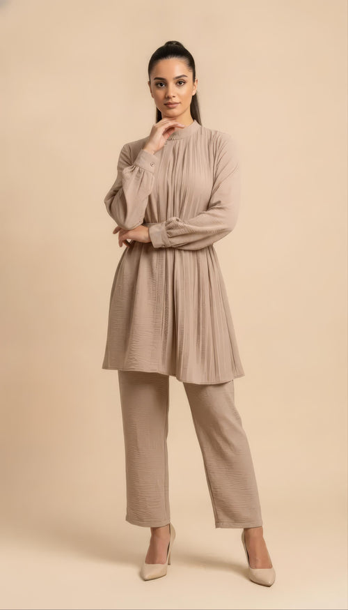 Elegant two-piece suit with decorative belt