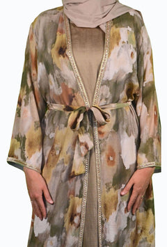 Kleid mit Blumenmuster und goldenen Details