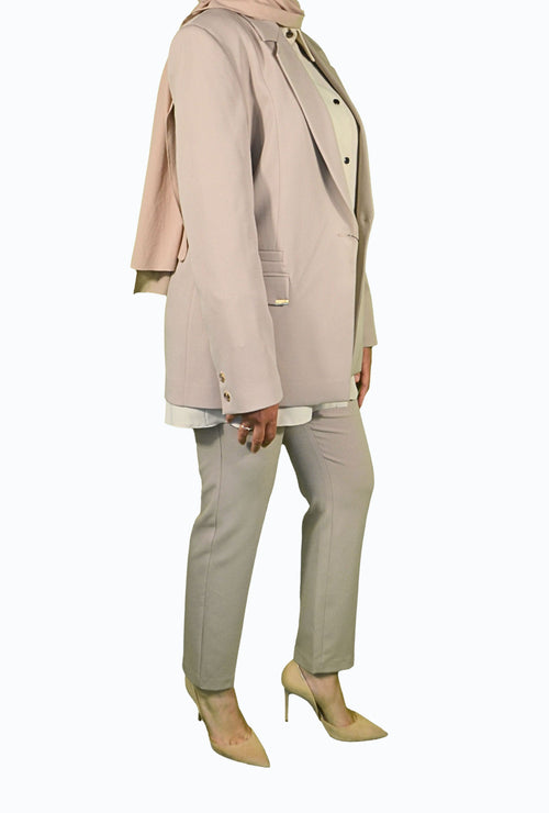 Beiger Anzug mit goldenen Details