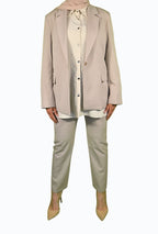 Beiger Anzug mit goldenen Details