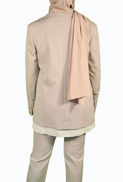 Beiger Anzug mit goldenen Details