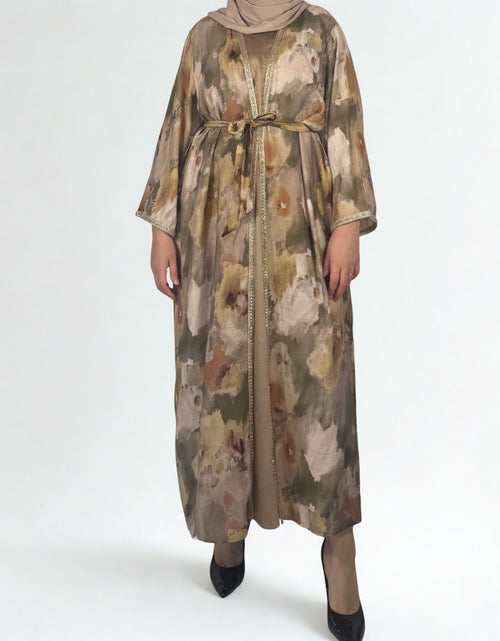 Kleid mit Blumenmuster und goldenen Details