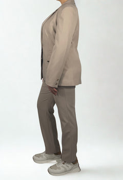 Beiger Anzug mit goldenen Details