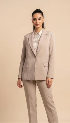 Tailleur beige con dettagli dorati