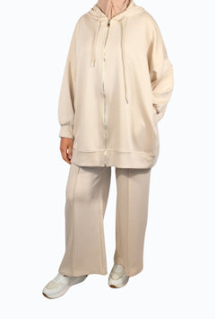 Comfortable two-piece with zip closure
