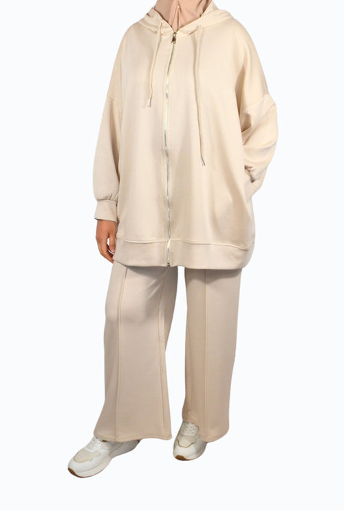 Comfortable two-piece with zip closure