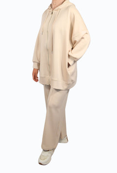 Comfortable two-piece with zip closure