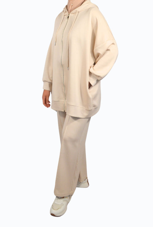 Comfortable two-piece with zip closure