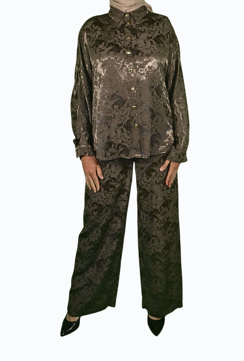 Elegant two-piece set in brown with marble pattern