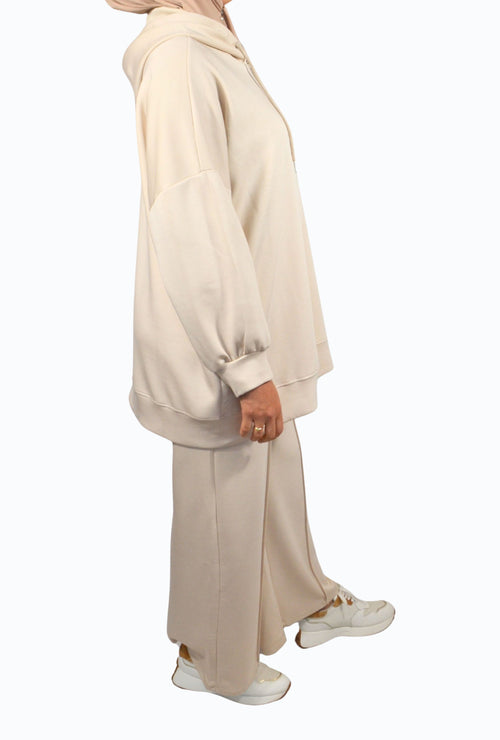 Comfortable two-piece with zip closure