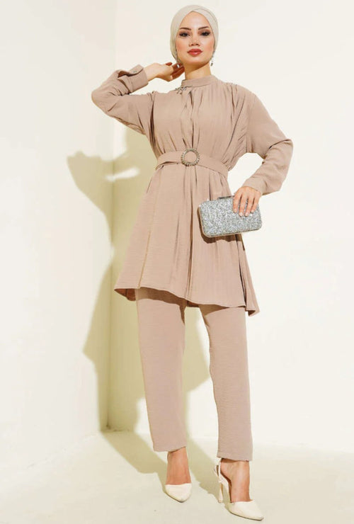 Elegant two-piece suit with decorative belt