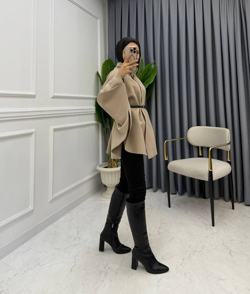 Yara Jacke mit Gürtel in Beige